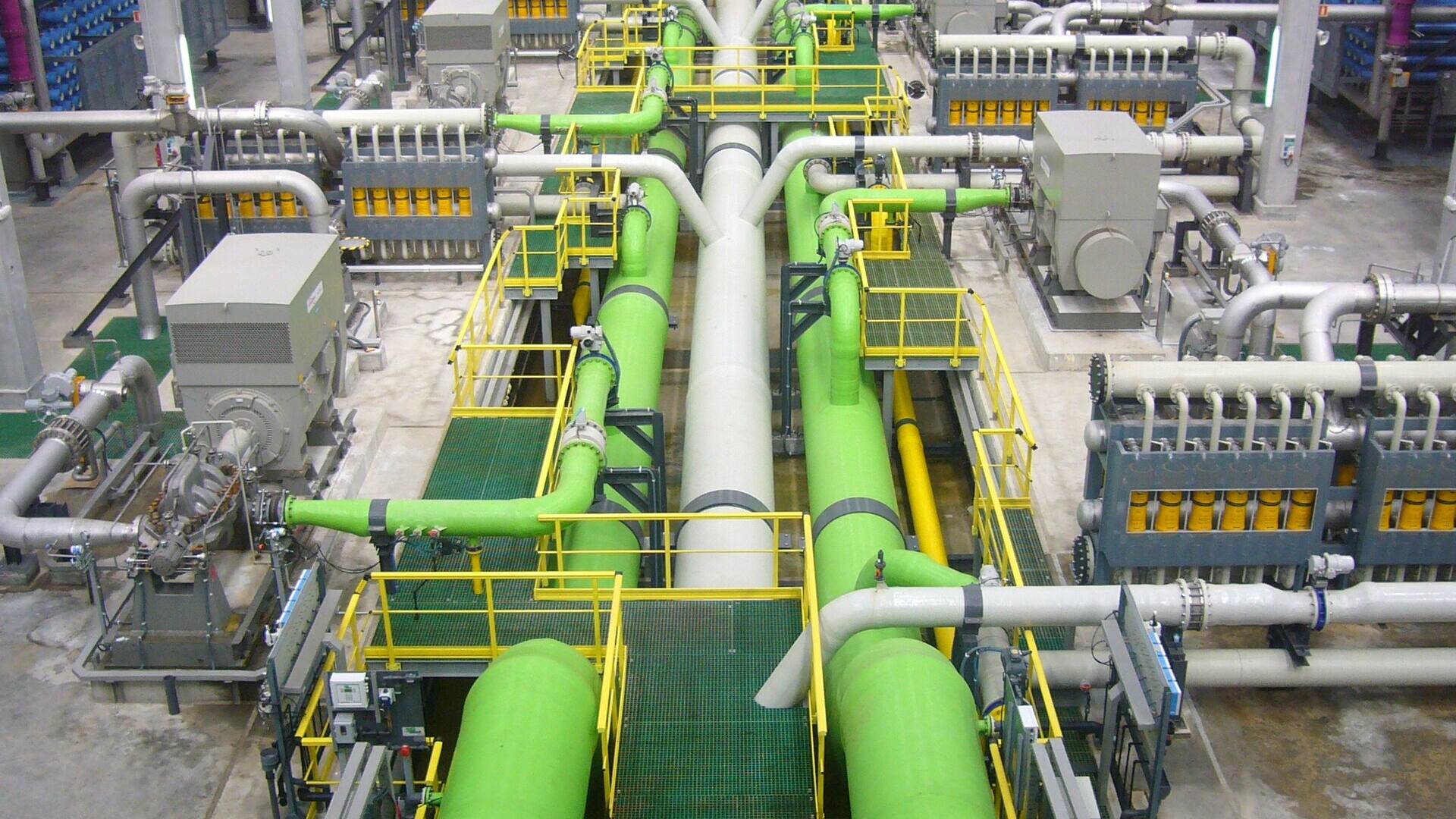 Reverse osmosis plant with membrane pressure vessels and high-pressure pumps